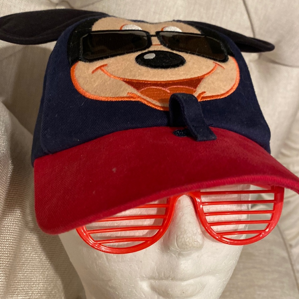 Disney. Parks original Mickey Mouse cap 🧢 hat & fun sunglasses kids one size